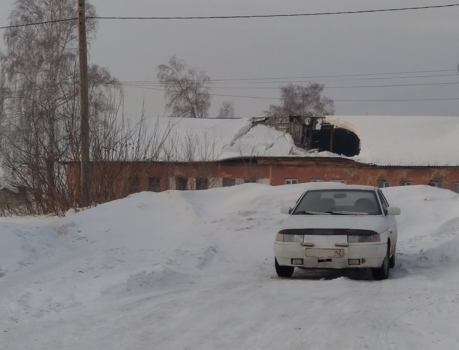 В Кузбассе крыша жилого дома обрушилась во время чистки снега • 16.03.2021  • Новости • Сибдепо