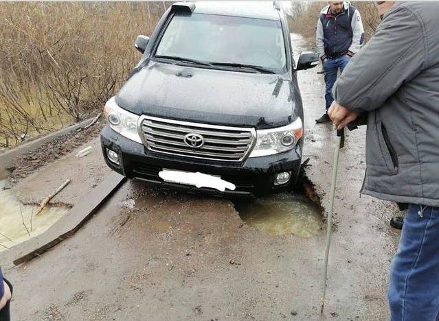«Все утонули»: в Новокузнецке вода прорвала мост и топит дачи