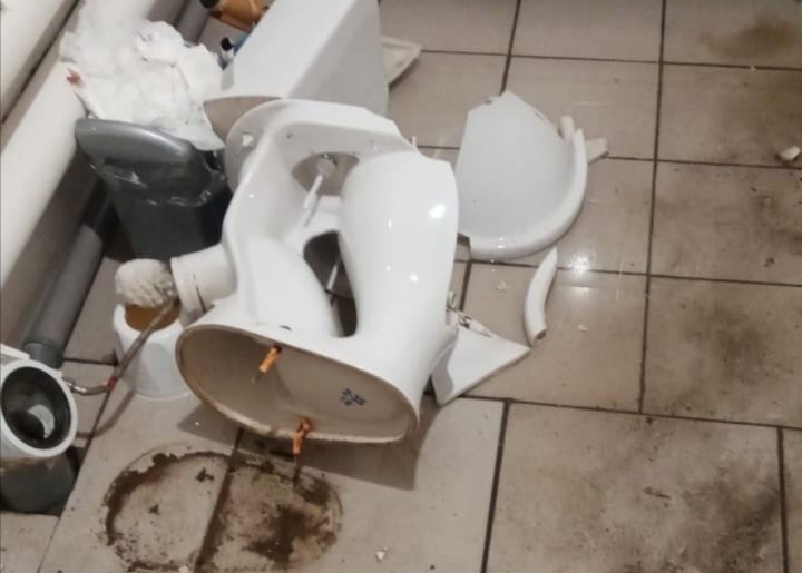 Когда забыл опустить сиденье туалета | Пикабу