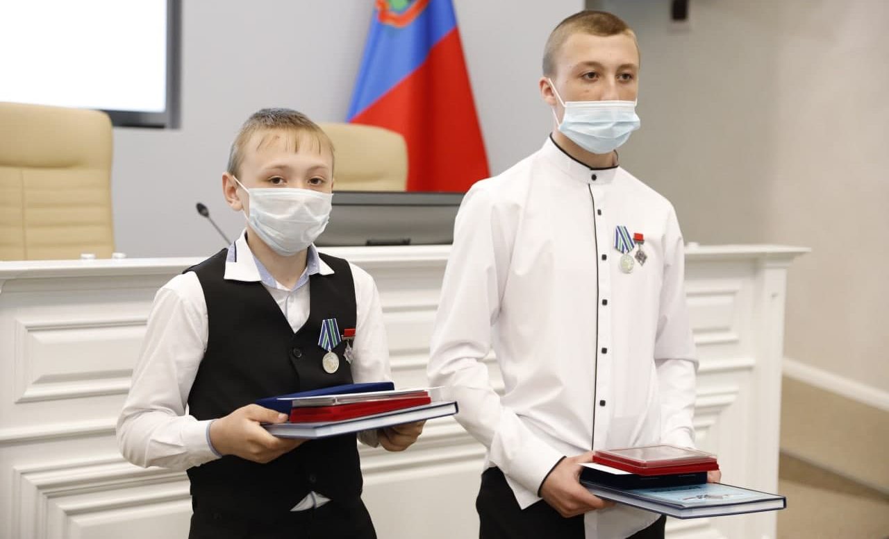 Губернатор Кузбасса наградил подростков за героизм при спасении людей