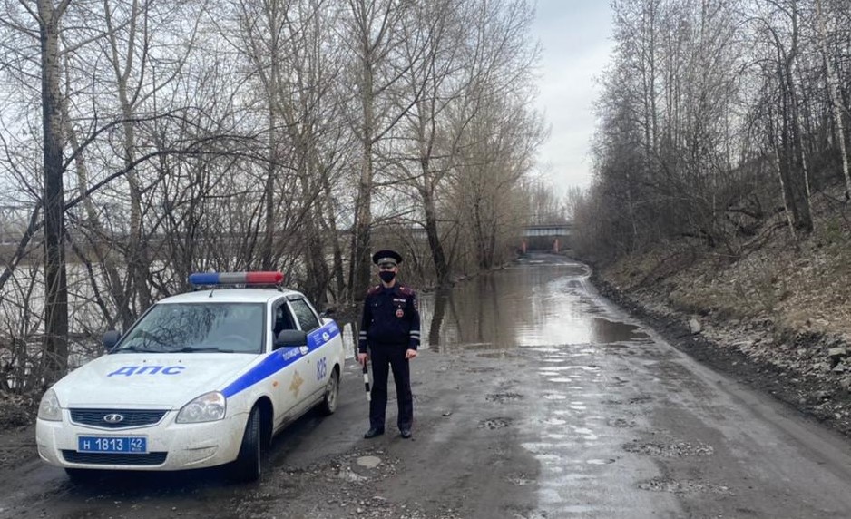 В Кузбассе разлившаяся река заблокировала движение по дороге