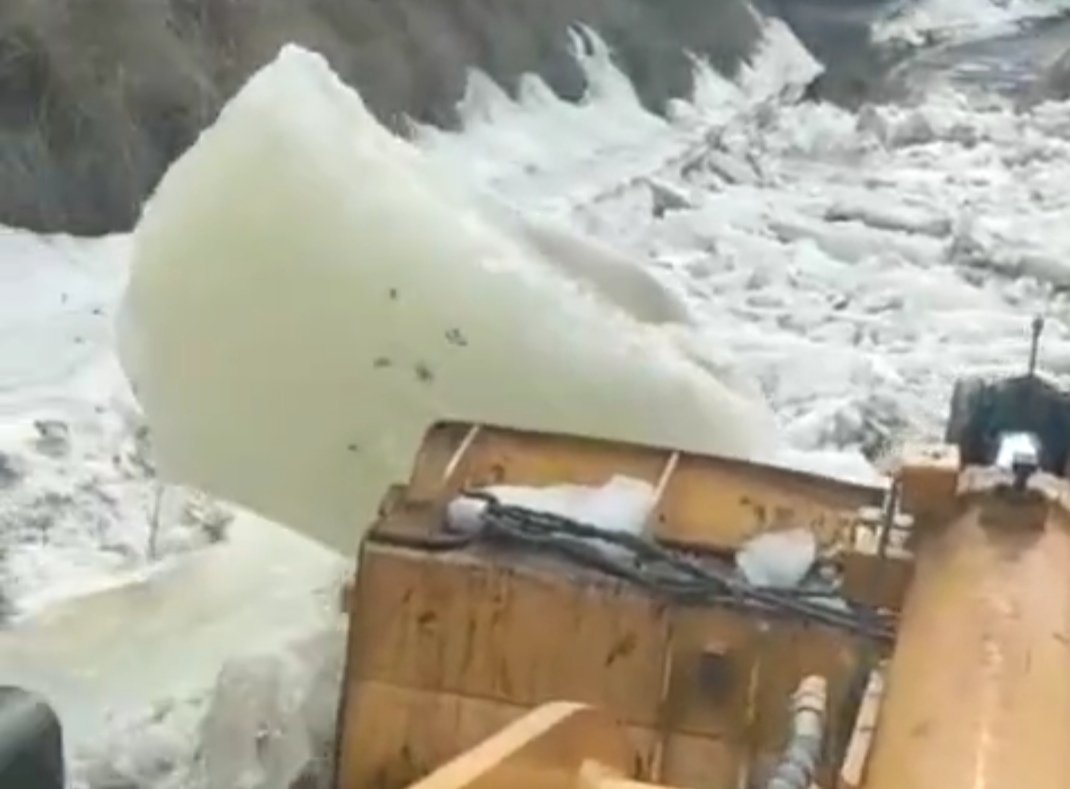 В Кузбассе завалило ледоходом дорогу к домам