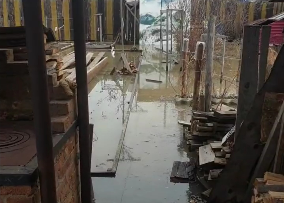 «Спасайся, кто как может!»: жуткие кадры водной стихии в Кузбассе