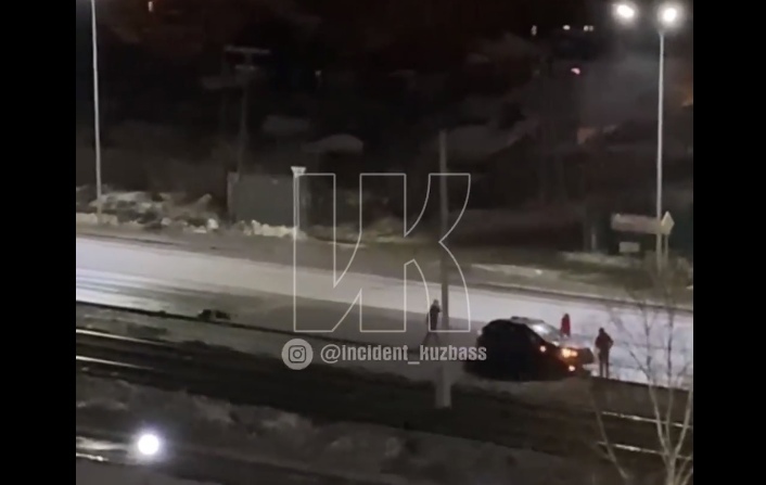 Видео: в Кемерове автомобиль сбил пешехода