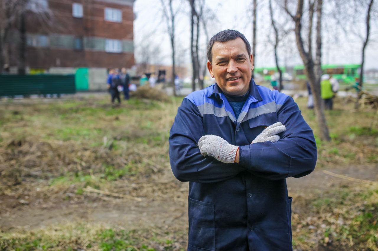 «Клоунада в натуре какая-то»: мэр Новокузнецка с метлой в руке пошел мотивировать жителей на субботник