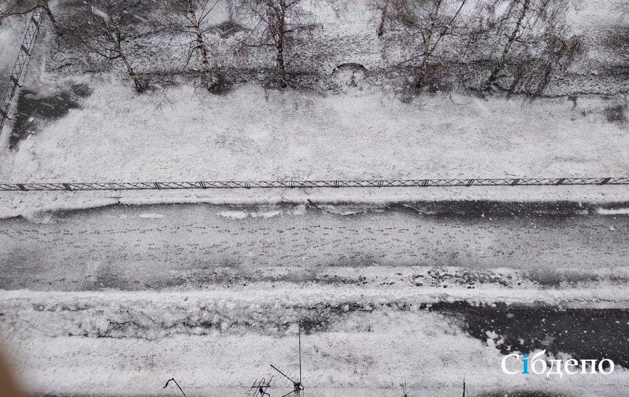 «Погода резко отличается от прогнозов синоптиков»: жители Кузбасса приготовили зонты, но выпал снег