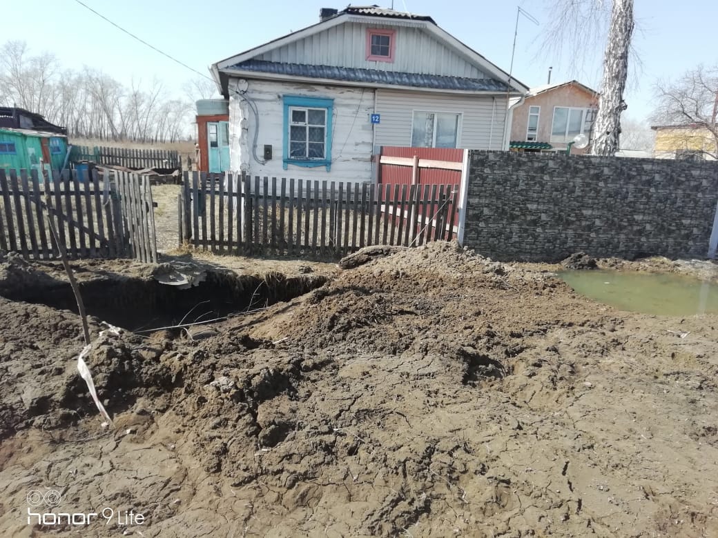 Кузбасские коммунальщики пообещали зарыть обрыв под частным домом