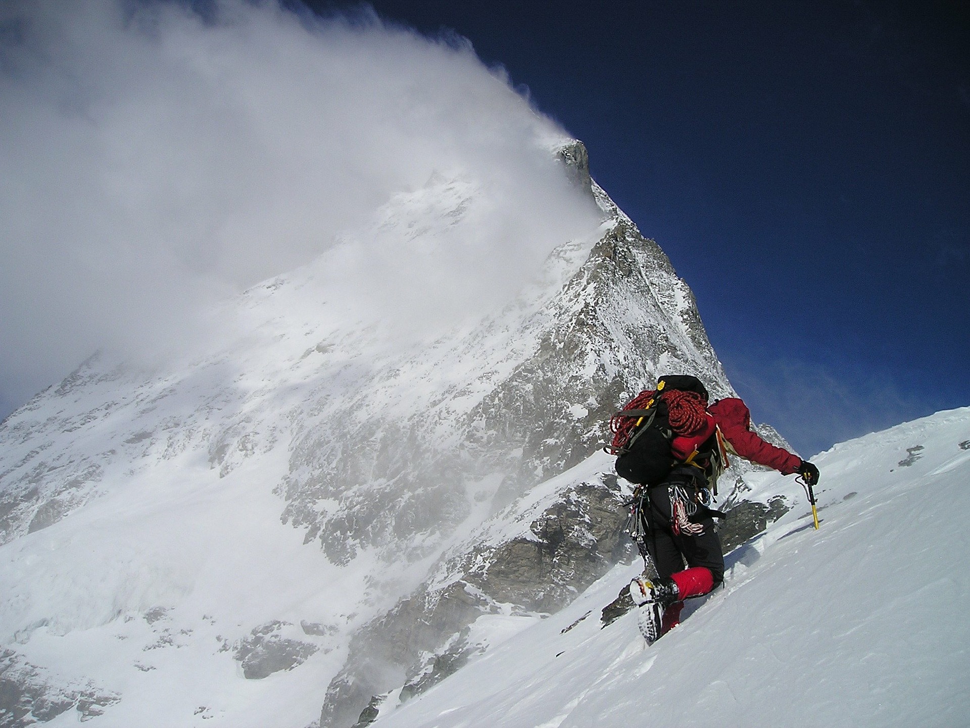 «Почему сюда подался? Потому что отмазывали от физкультуры»: альпинисты — о любви к скалолазанью