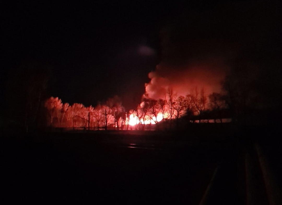 Пугающие кадры: в Кузбассе ночью загорелся хлебокомбинат