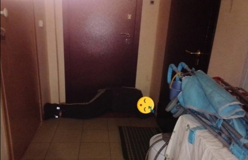 Суровая сибирская мать заставила подростка ночевать в подъезде на коврике