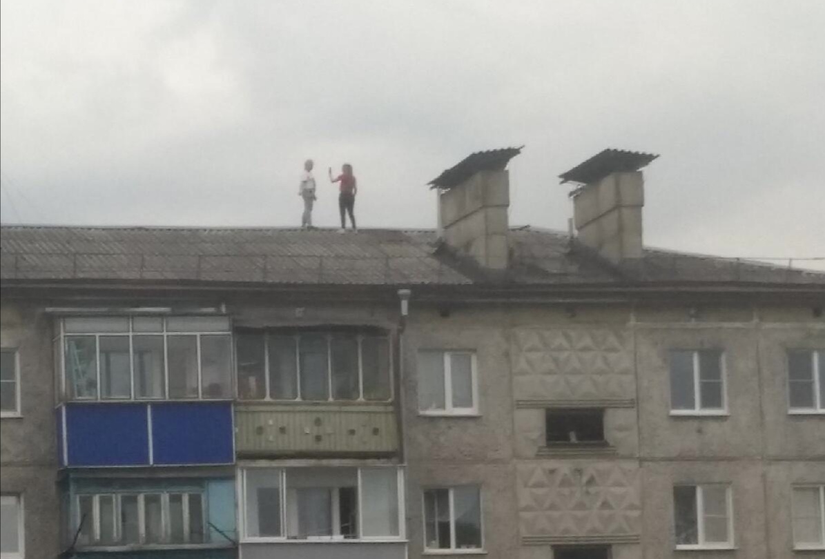В Кузбассе подростки делали селфи на крыше многоэтажки