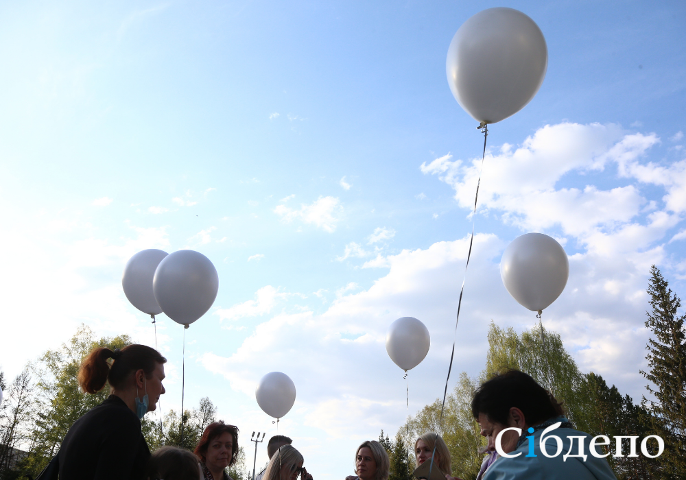 В кемерове пройдет. Белые шары Эстетика. Белые шары на фотографиях что это. Запуск в небо на фестивале. Новости шары в небе Ульяновская область.