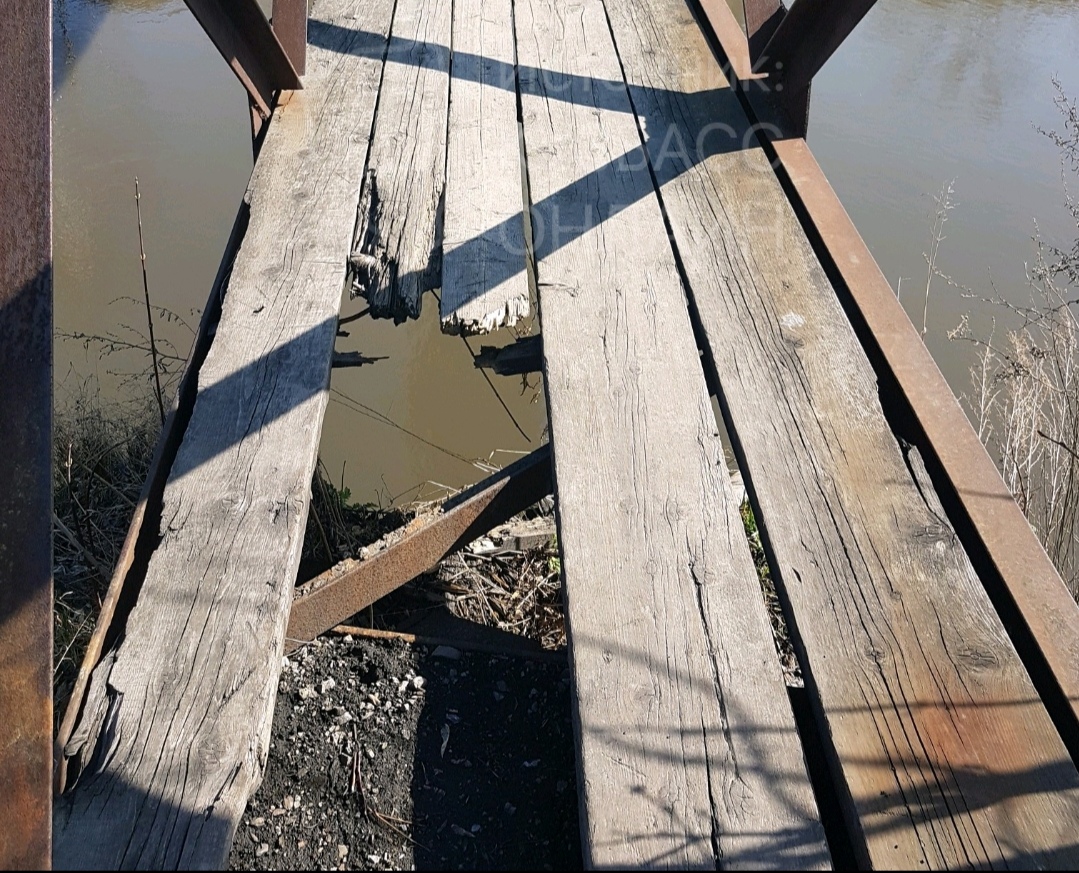 Жители могут упасть в воду: на кузбасском мосту образовалась огромная дыра