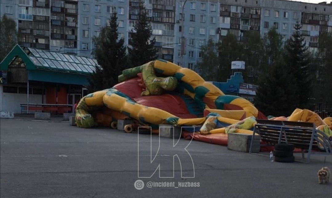 В Новокузнецке надувной батут с детьми сдулся за одно мгновение