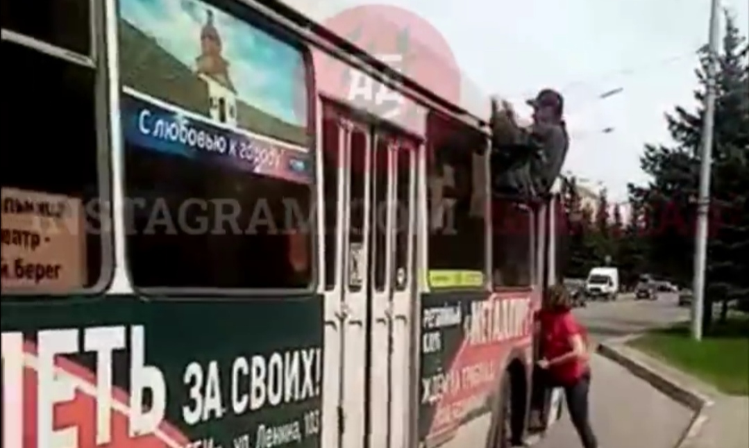 Житель Новокузнецка с ножницами нападал на пассажиров в троллейбусе
