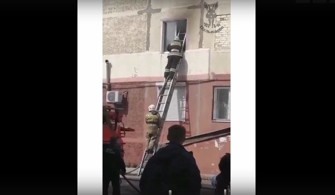 В Кузбассе жильцам охваченной огнём квартиры потребовалась медицинская помощь