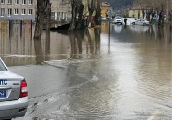Из-за подтопления в Таштаголе перекрыли дорогу на Алтай