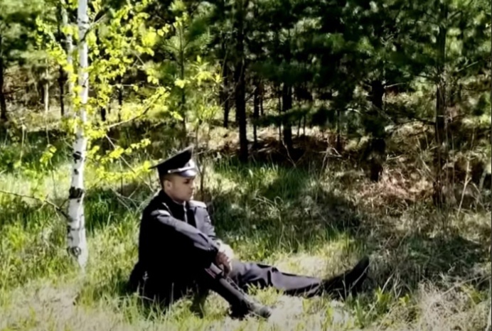 Полиция в Сибири сняла жутко мемное видео с грустным участковым в лесу