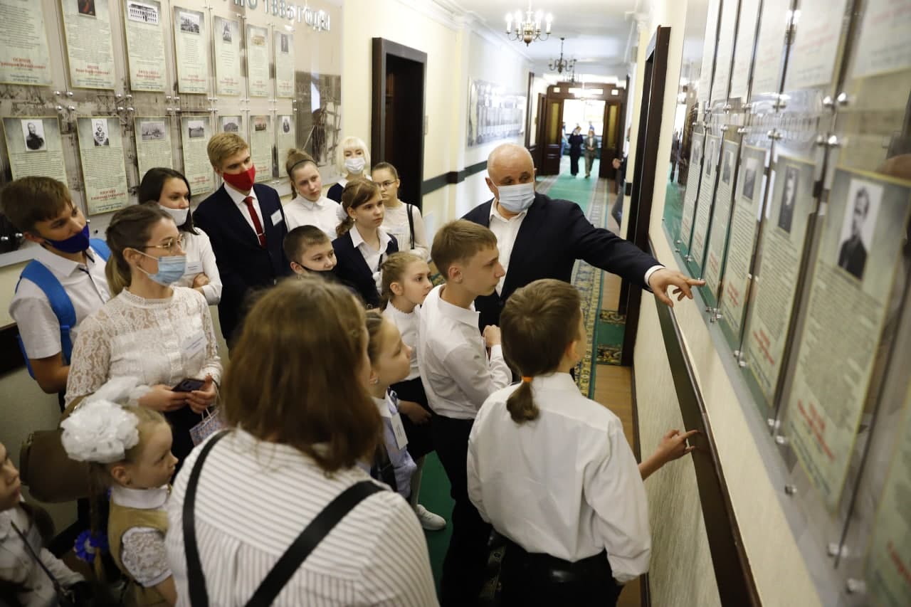 Видео: губернатор Кузбасса Сергей Цивилёв «зарядился силой» от детей