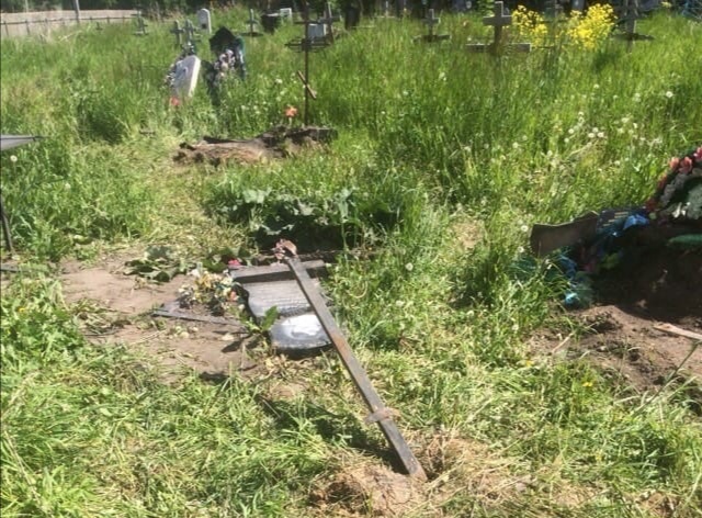Полиция Кузбасса ищет вандалов, разгромивших кладбище