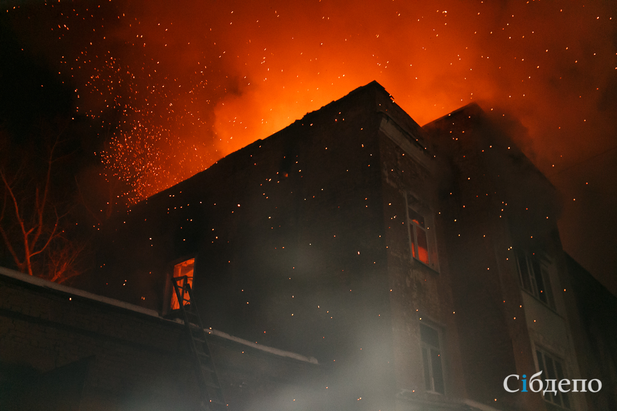 В Новокузнецке полицейские спасли из горящего дома более 20 человек