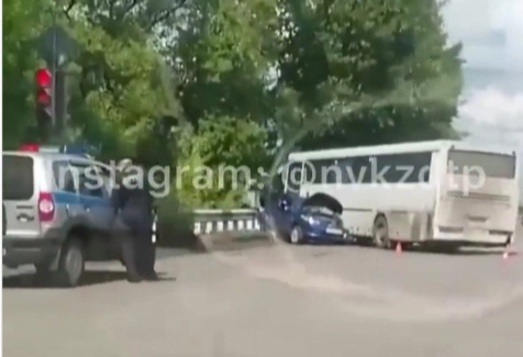 В Кузбассе служебный автобус смял два авто