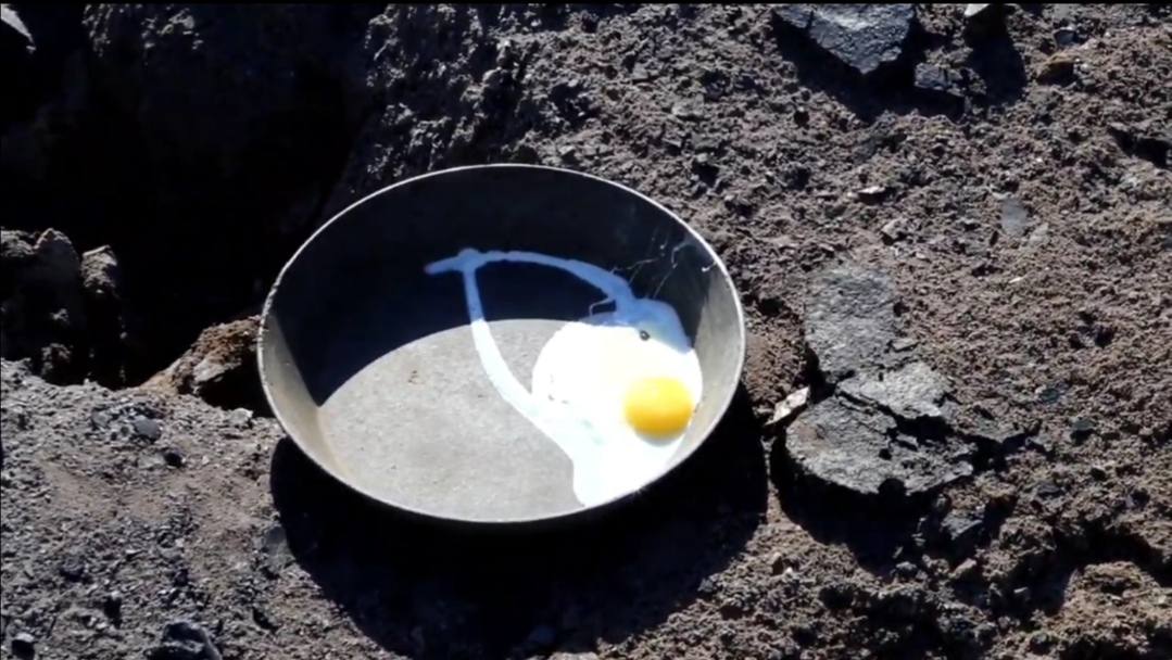 В Кузбассе на горящей земле мужчина приготовил яичницу