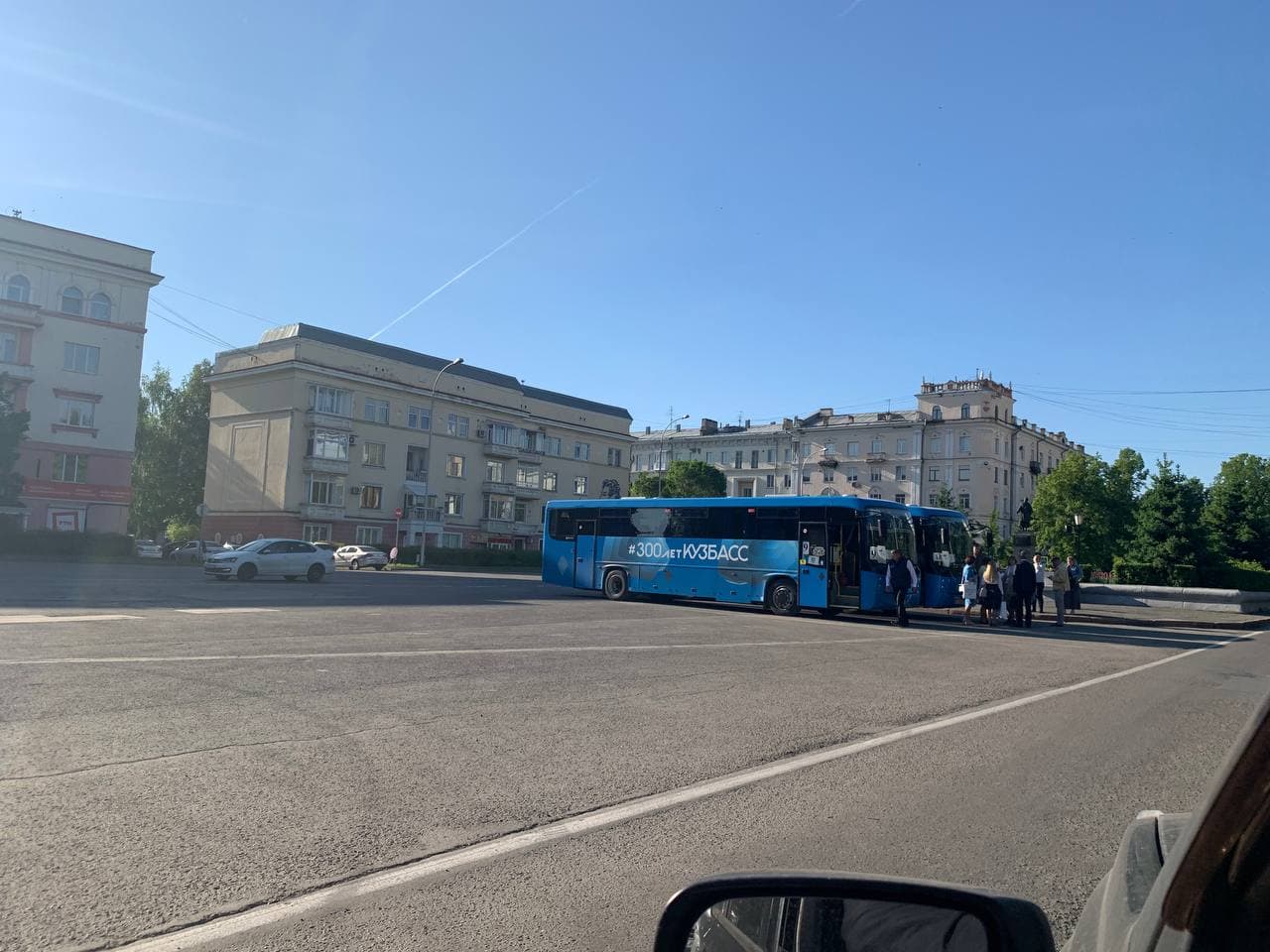 Облака площадь пушкина 2. Площадь пушкина кемерово. синий автобус кемерово. площадь сибдепо. площадь пушкина кемерово фото.