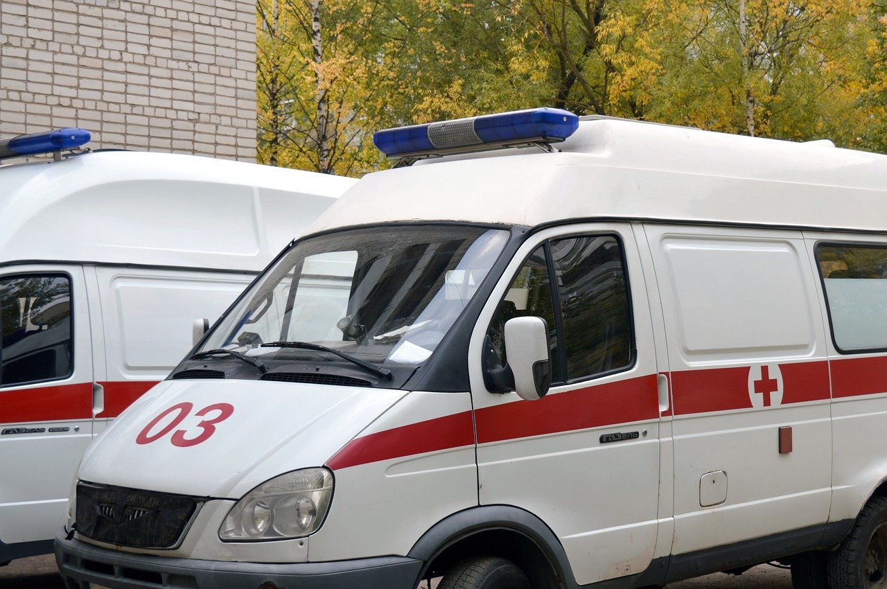 Соцсети: в Кузбассе на машину скорой помощи напали неизвестные