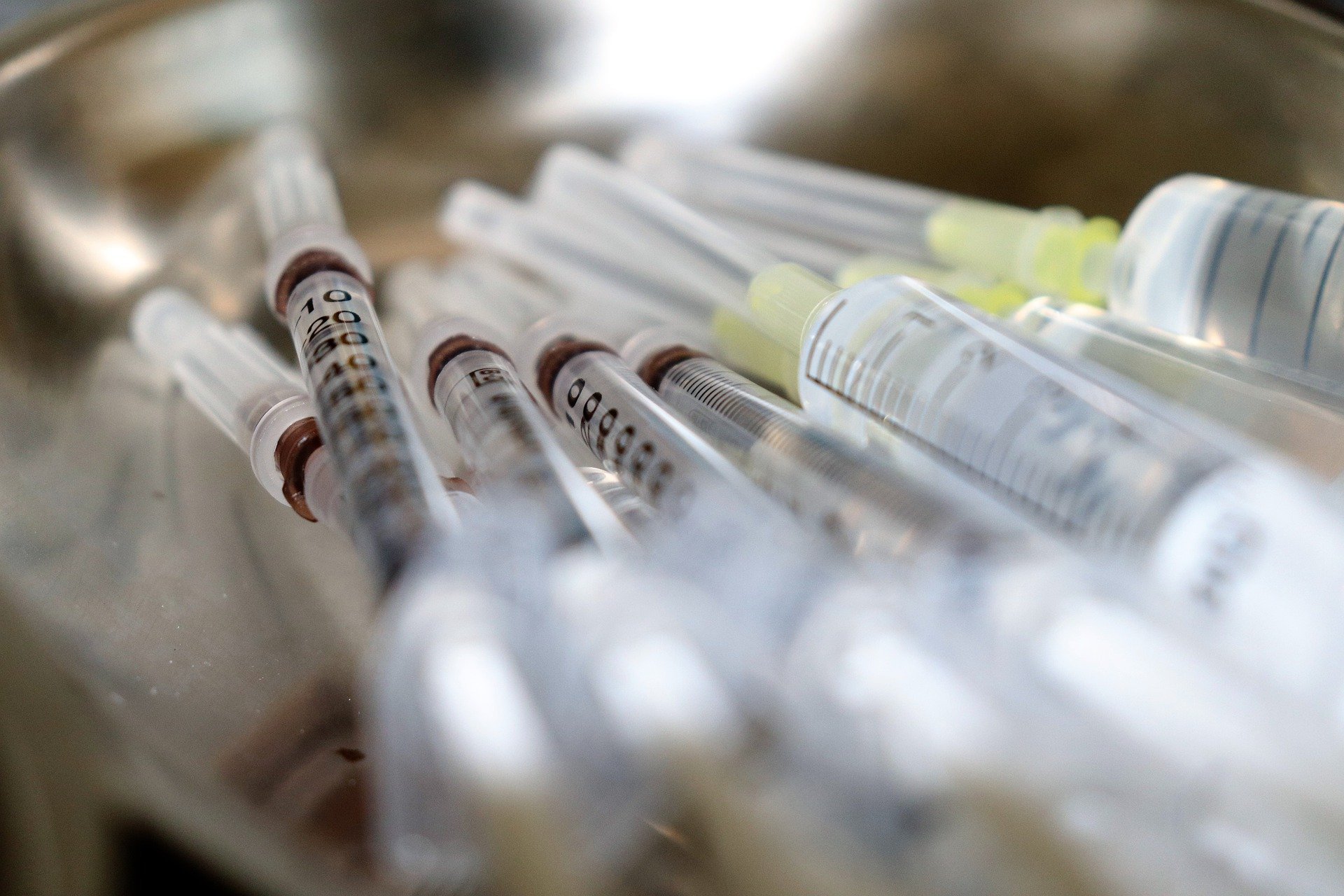 «Мы со спутником вдвоем»: какие вакцины предлагают в России от Covid-19