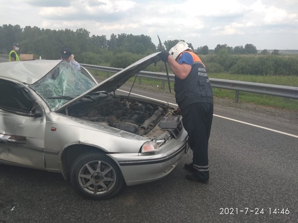 Автомобиль разбился об отбойник на трассе в Кузбассе