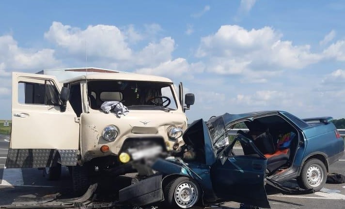 Жёсткое ДТП на трассе в Кузбассе: двое погибли, трое пострадали