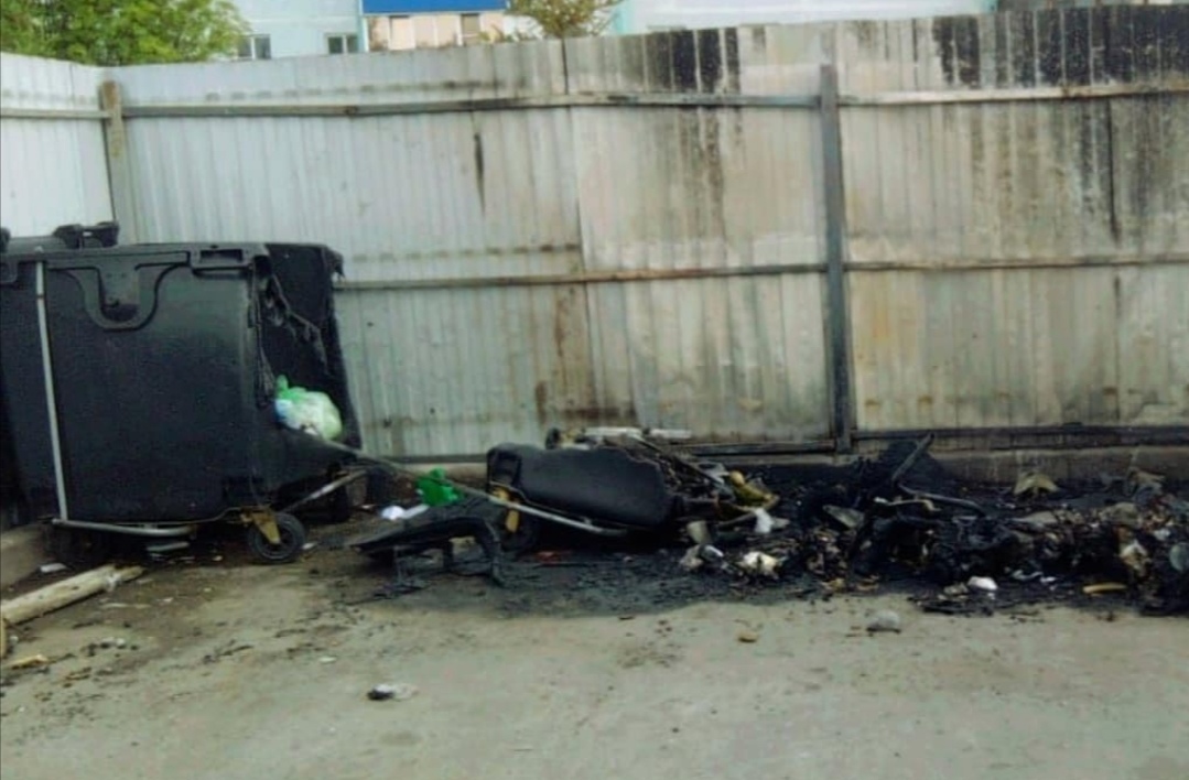 В кузбасском городе дотла сгорели сразу три мусорных контейнера