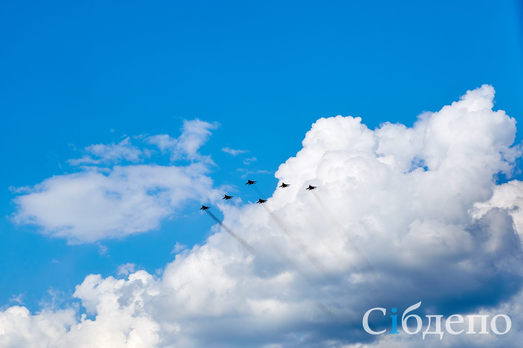 Небо над Кемерово. Небо над Псковом. Мирного неба над головой картинки. Гул в небе Кемерово 2018.