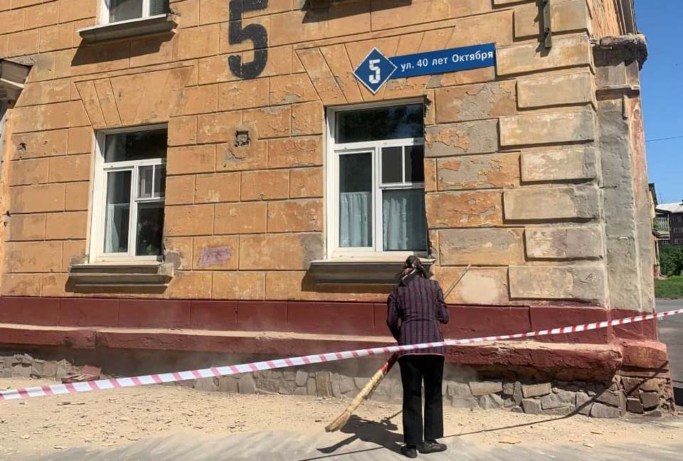 В Кемерове из-за бездействия УК разрушился фасад жилого дома
