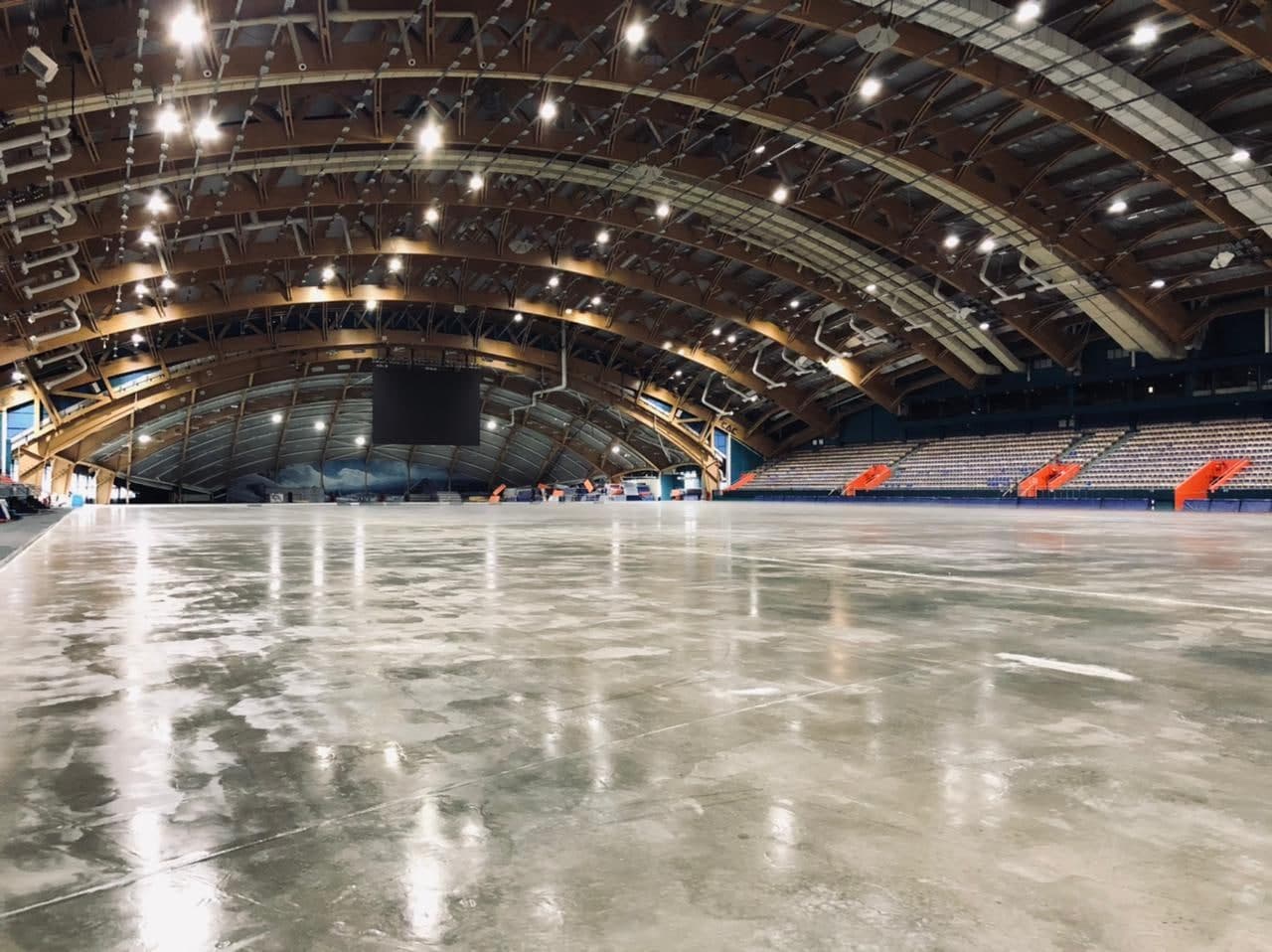 Каток на московской площади кемерово. Ледовый дворец Кузбасс в Кемерово. Ледовый дворец Кемерово каток. Ледовый дворец Кузбасс внутри. Ледовый дворец Кузбасс каток.