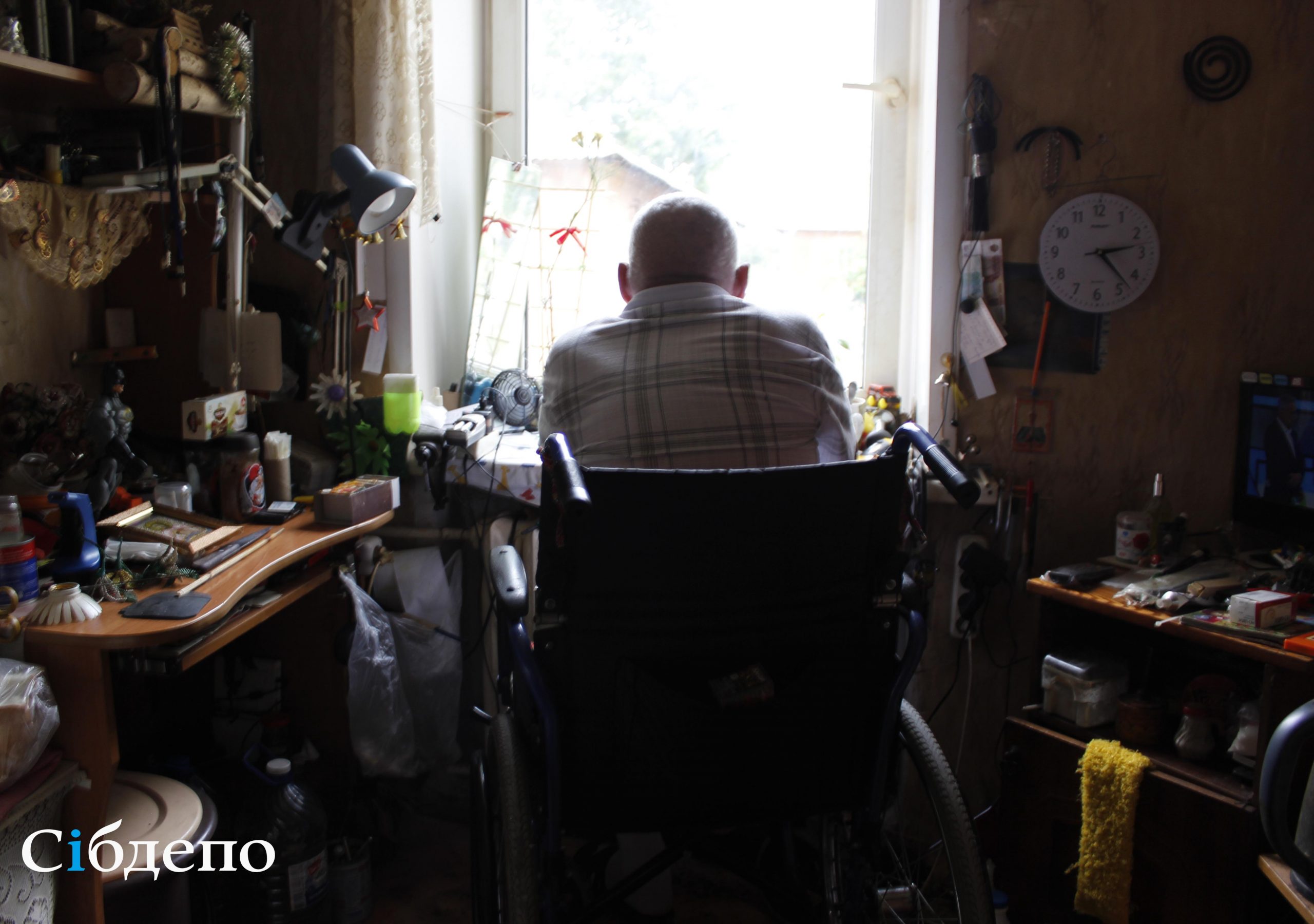 «В доме нет водопровода и канализации, нас таких трое»: инвалид-колясочник из Кемерова рассказал об условиях жизни в аварийном жилье