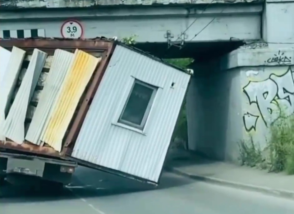 В Новокузнецке грузовик застрял под мостом