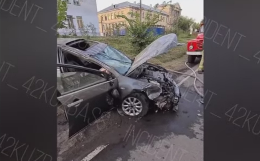 Машина в дребезги! В Новокузнецке произошла страшная авария