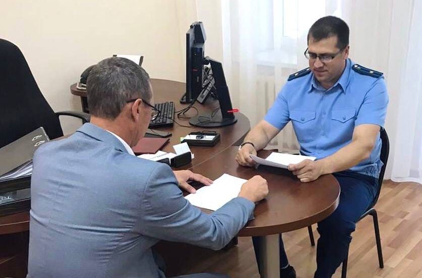 В Кузбассе прокурор предостерёг главу района о нарушениях закона