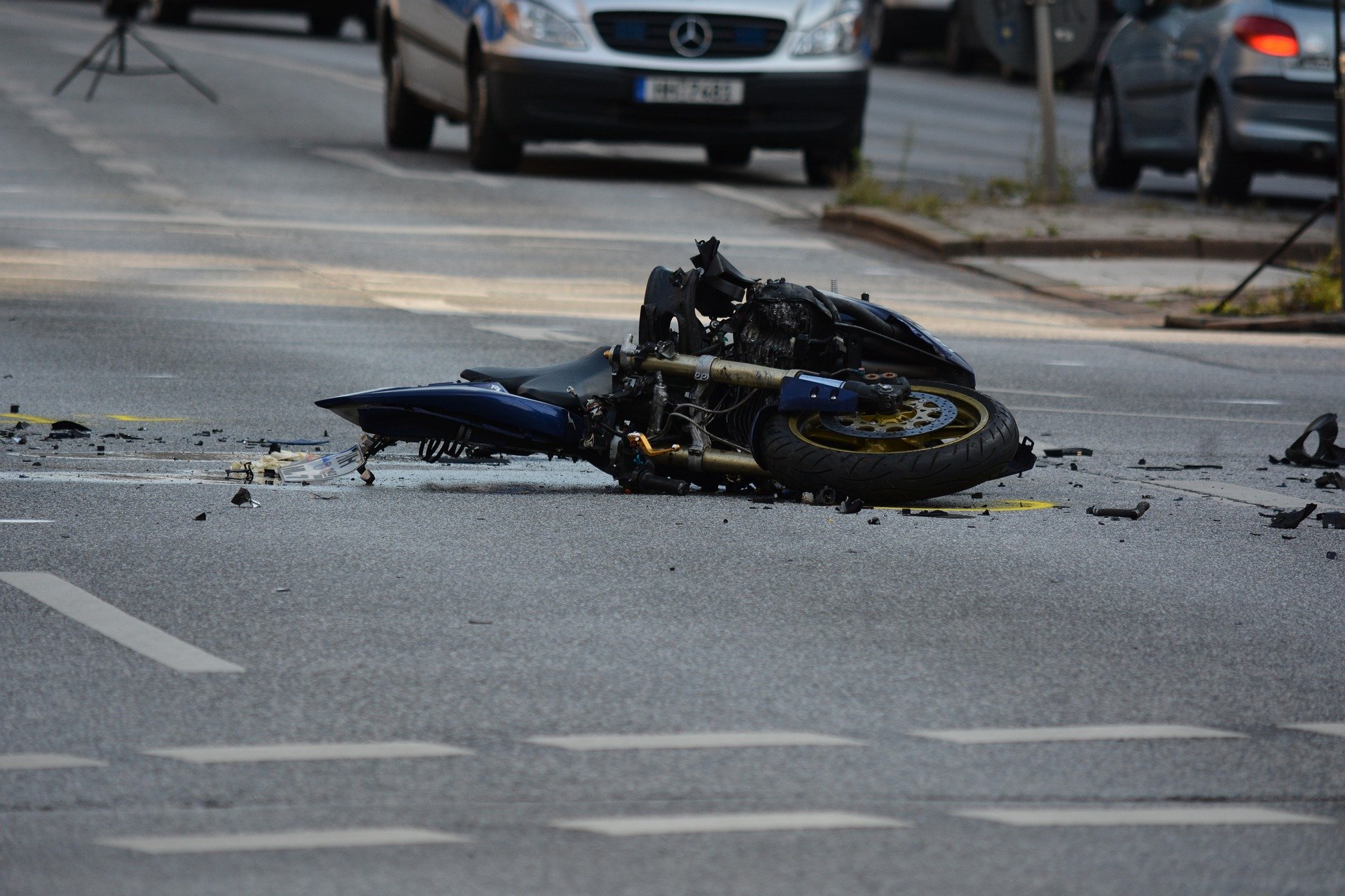 Мотоциклист и его пассажир пострадали в жестком ДТП с автомобилем в Кемерове