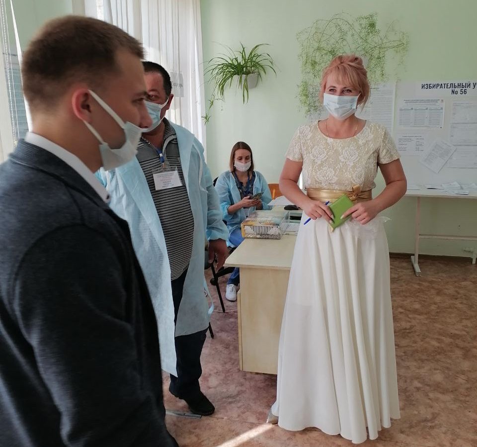 Пара из Кузбасса отметила свадьбу на избирательном участке