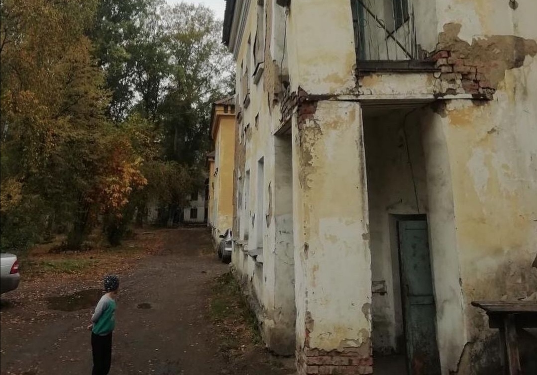 В Кузбассе страшная колонна аварийного дома может упасть в любой миг