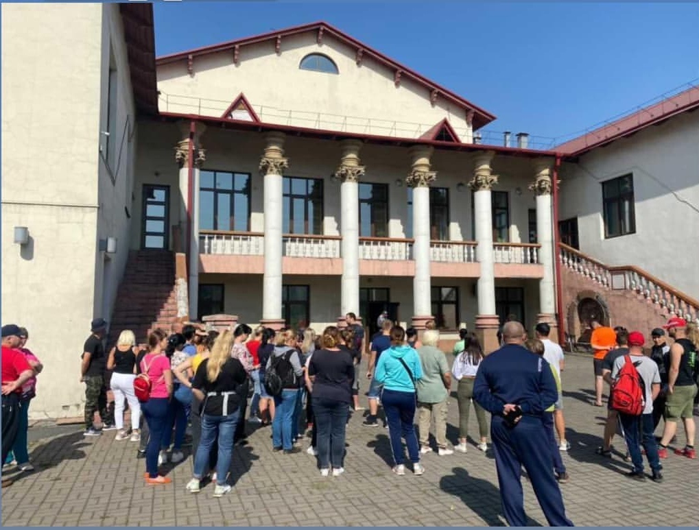 Сотни людей ищут пропавших в Кузбассе школьниц