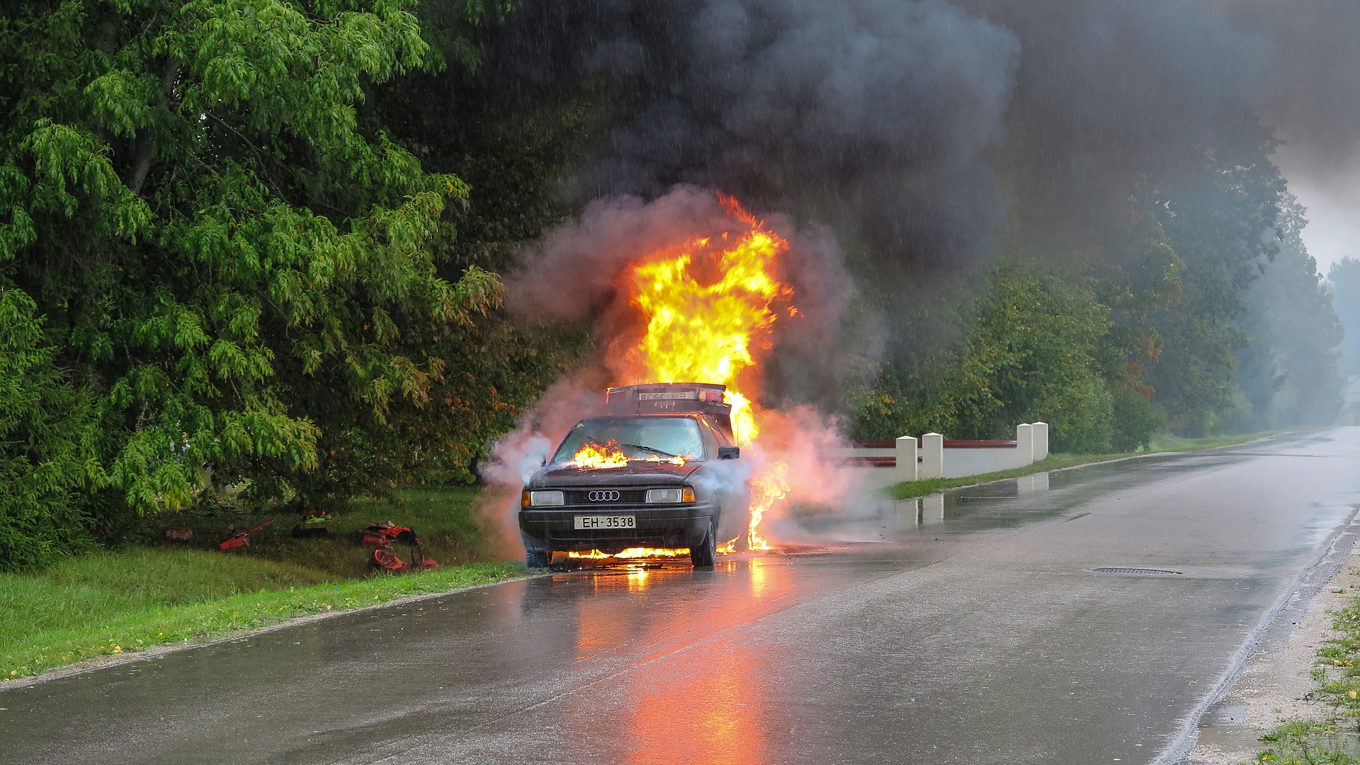 Два автомобиля сгорели возле Кемерова с интервалом в 10 минут