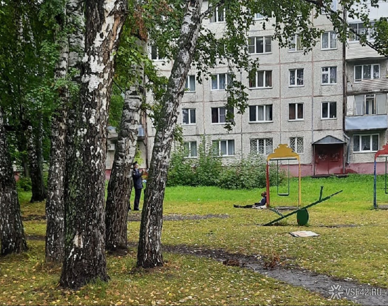 На детской площадке Кемерова нашли исхудавший труп мужчины