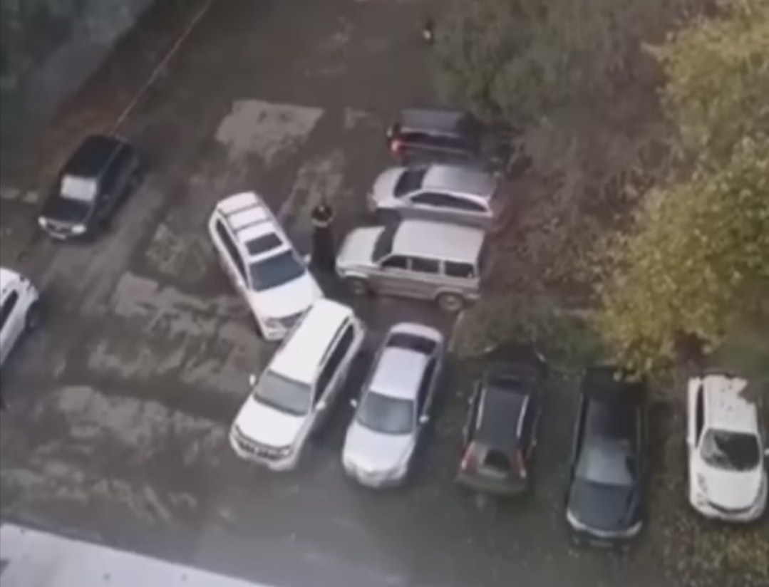 В Новокузнецке странный водитель устроил массовое битьё машин