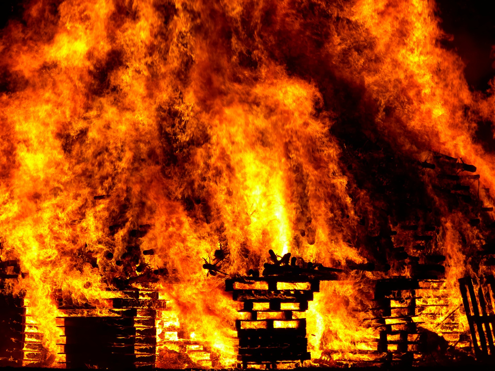 23 пожарных тушили загоревшийся дом в Кемерове