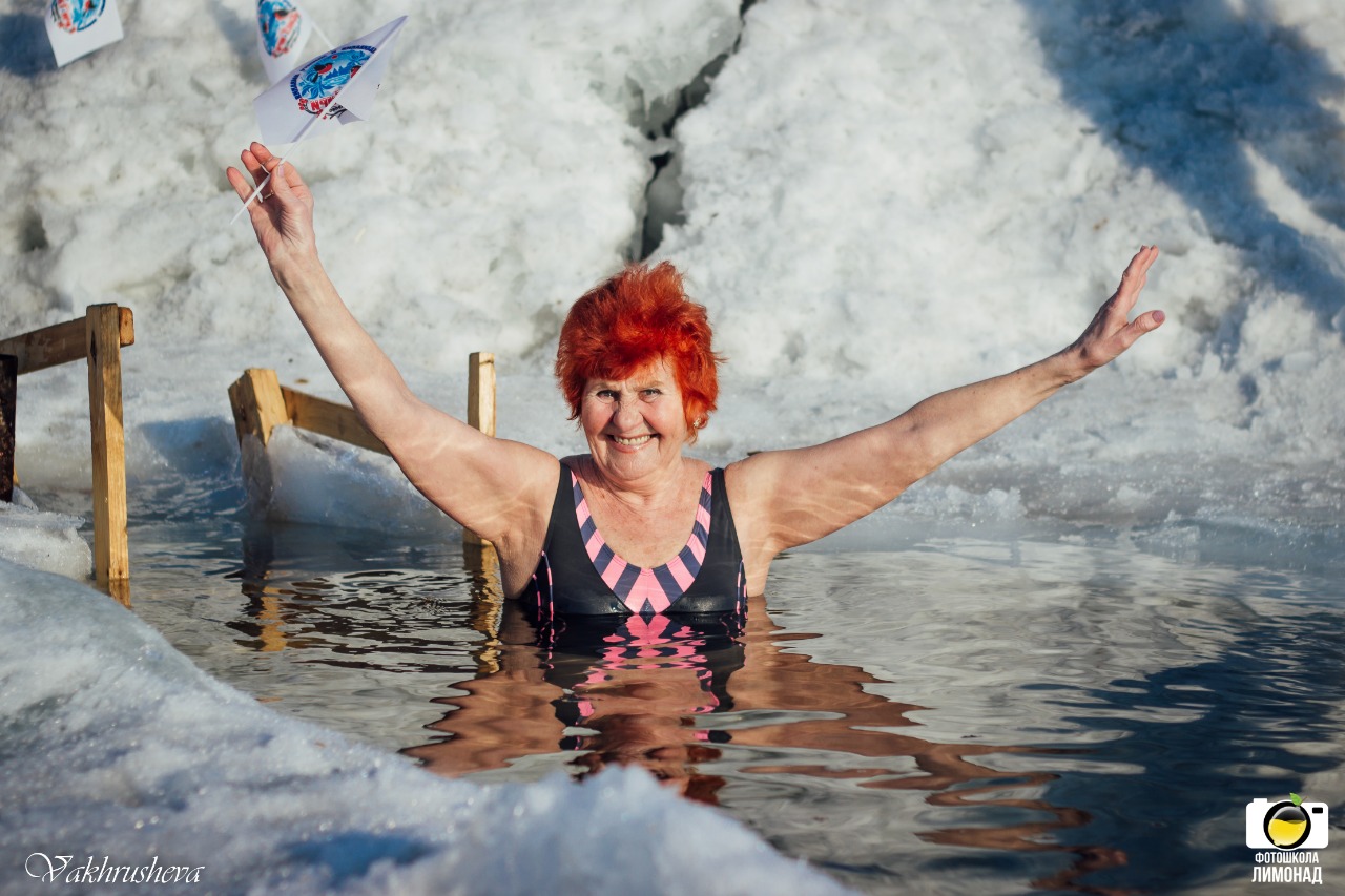 Герои закаленные. Женщина 79 лет. Бабка в борще плавает хромакей.
