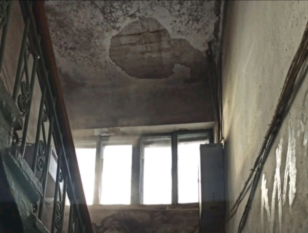 В Новокузнецке в подъезде многоэтажки рухнул потолок
